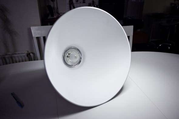 DIY Beauty Dish: Dishen monteret på Elinchrom flash lampe.