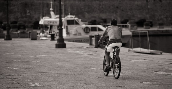 Cykelist på Alghero havn