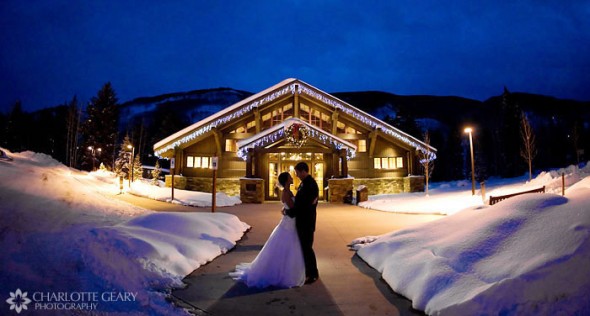 Bryllupsbillede i vinterlandskab -  By Charlotte Geary Photography