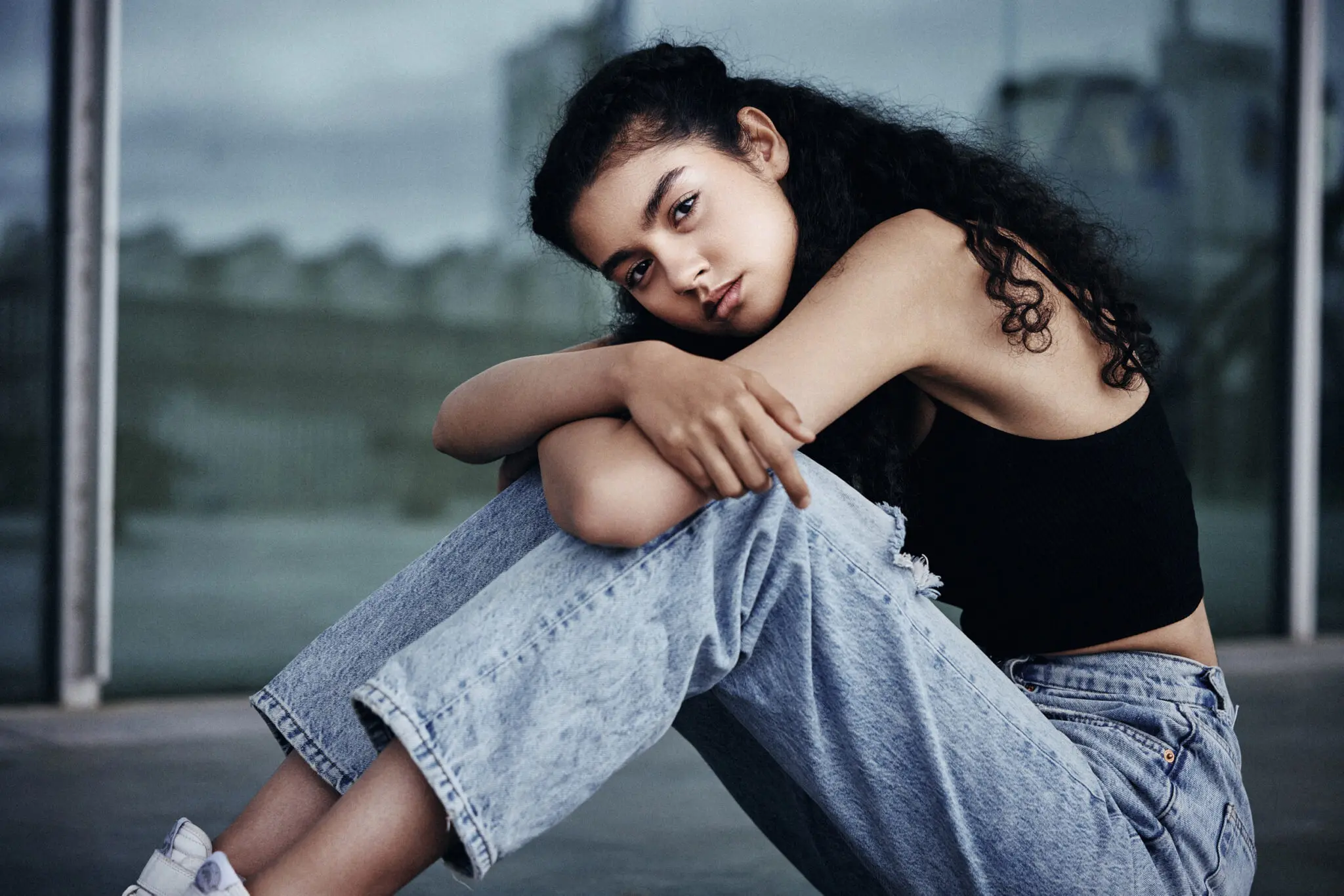 Elegant modefotografi af Theis Poulsen i Danmark – En smuk model i moderne tøj
