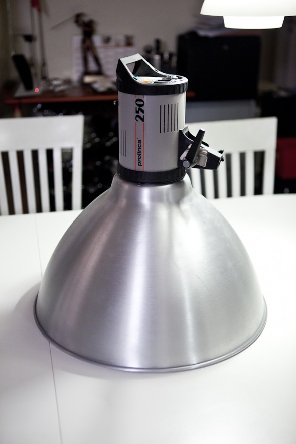 DIY Beauty Dish: Dishen monteret på Elinchrom flash lampe