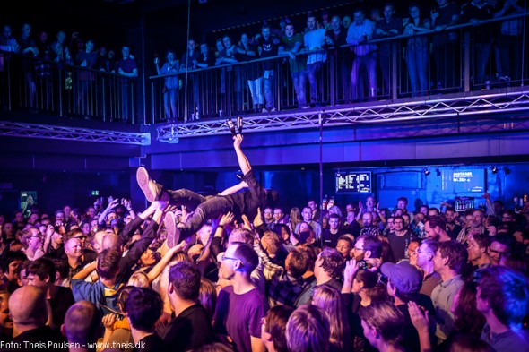 Johan Olsen - Magtens Korridorer - Crowdsurfede ned med øl til lys og lyd mændene