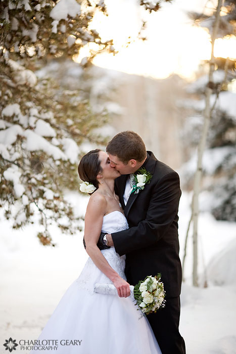 Bryllupsbillede i vinterlandskab -  By Charlotte Geary Photography