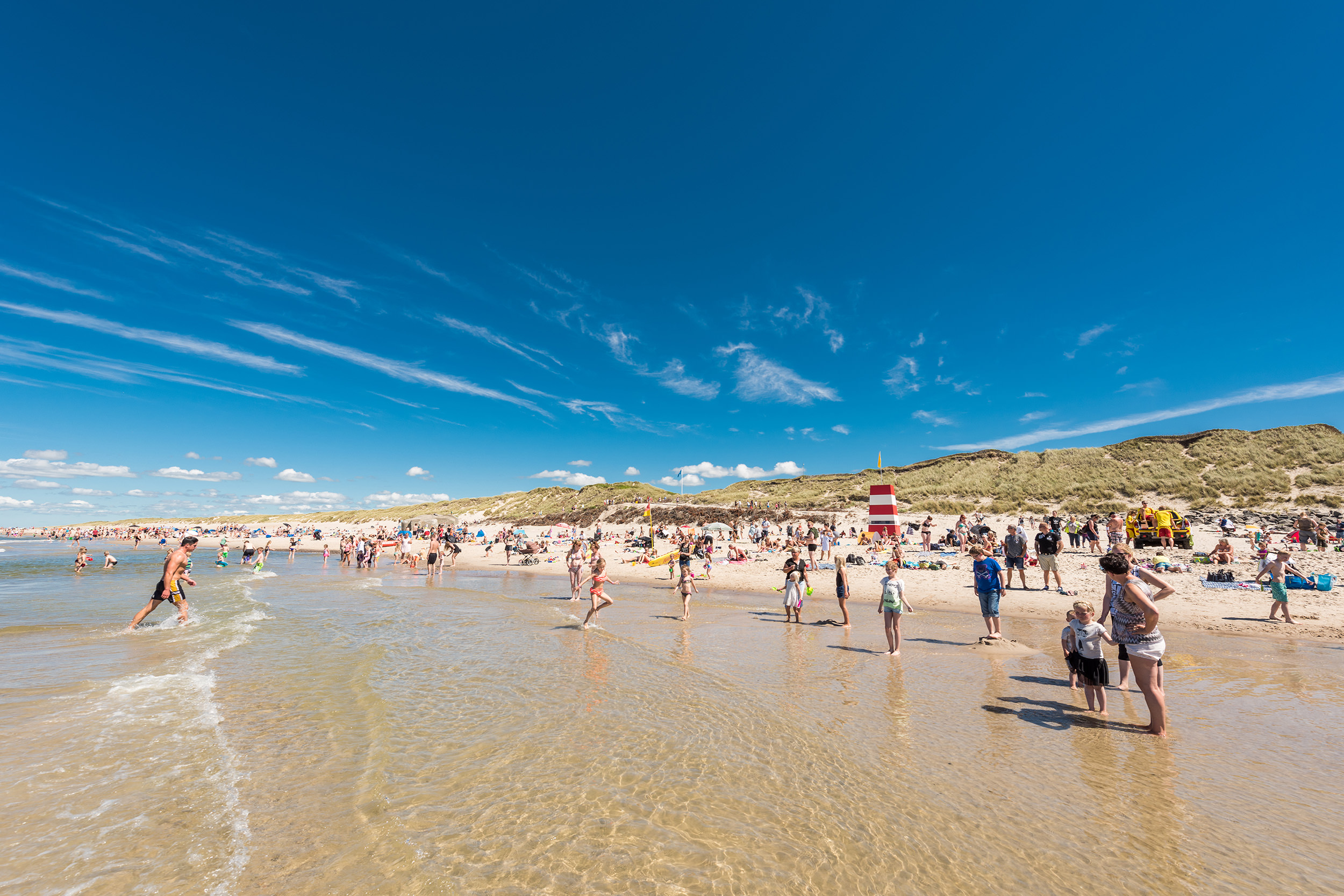 Sommer i Danmark på stranden glade mennesker - Fotograf