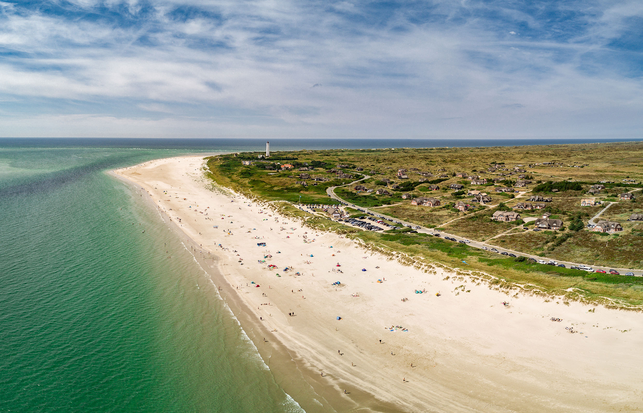 Turister på Dansk strand ved Blåvand - Drone billede