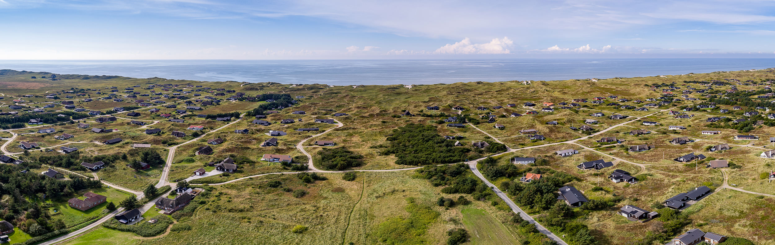 Drone billede af dansk sommerhus område