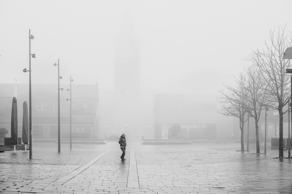 Herning kirke set fra torvet og indhyldet i tåge