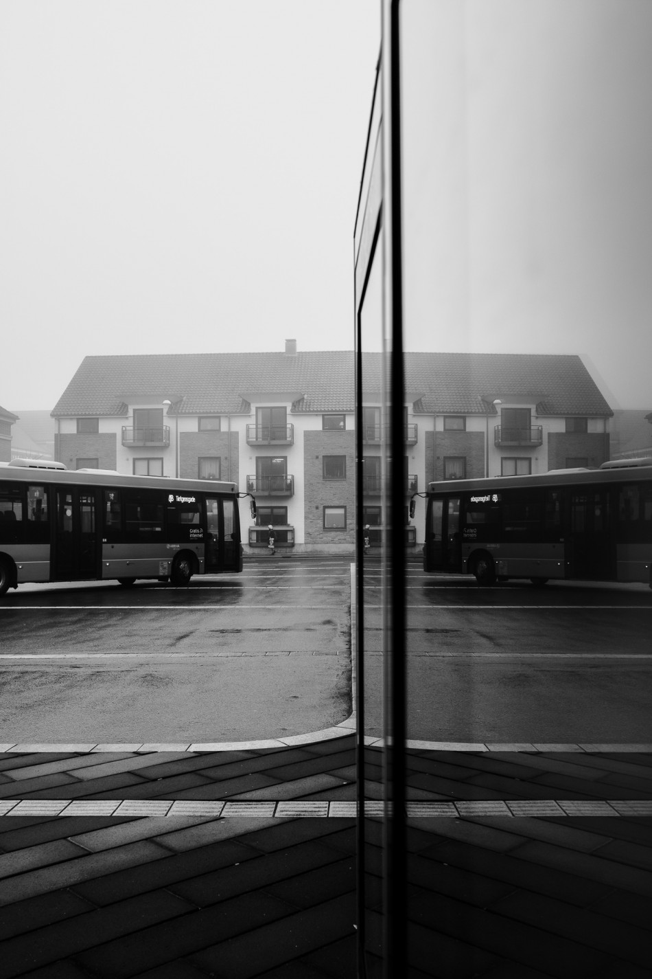 Bybus forlader terminalen både i virkelighed og spejling