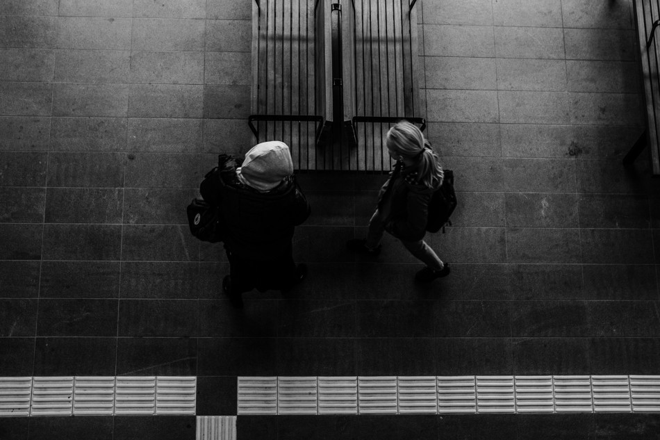 Unge piger fotograferet oppe fra og ned på Herning Bus terminal