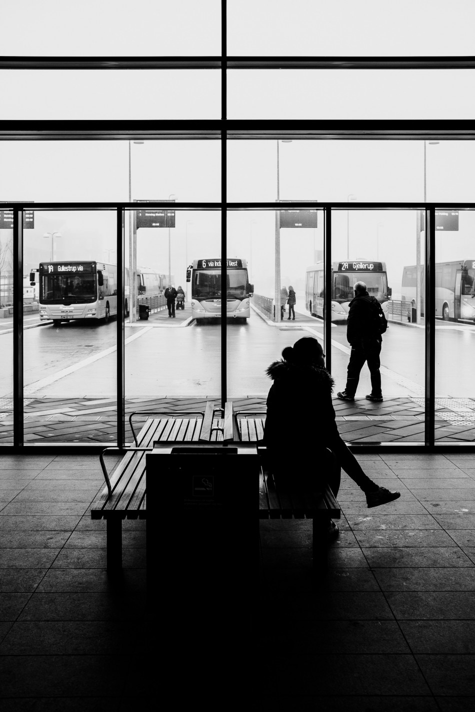 Billede af person der venter på bussen på Herning station