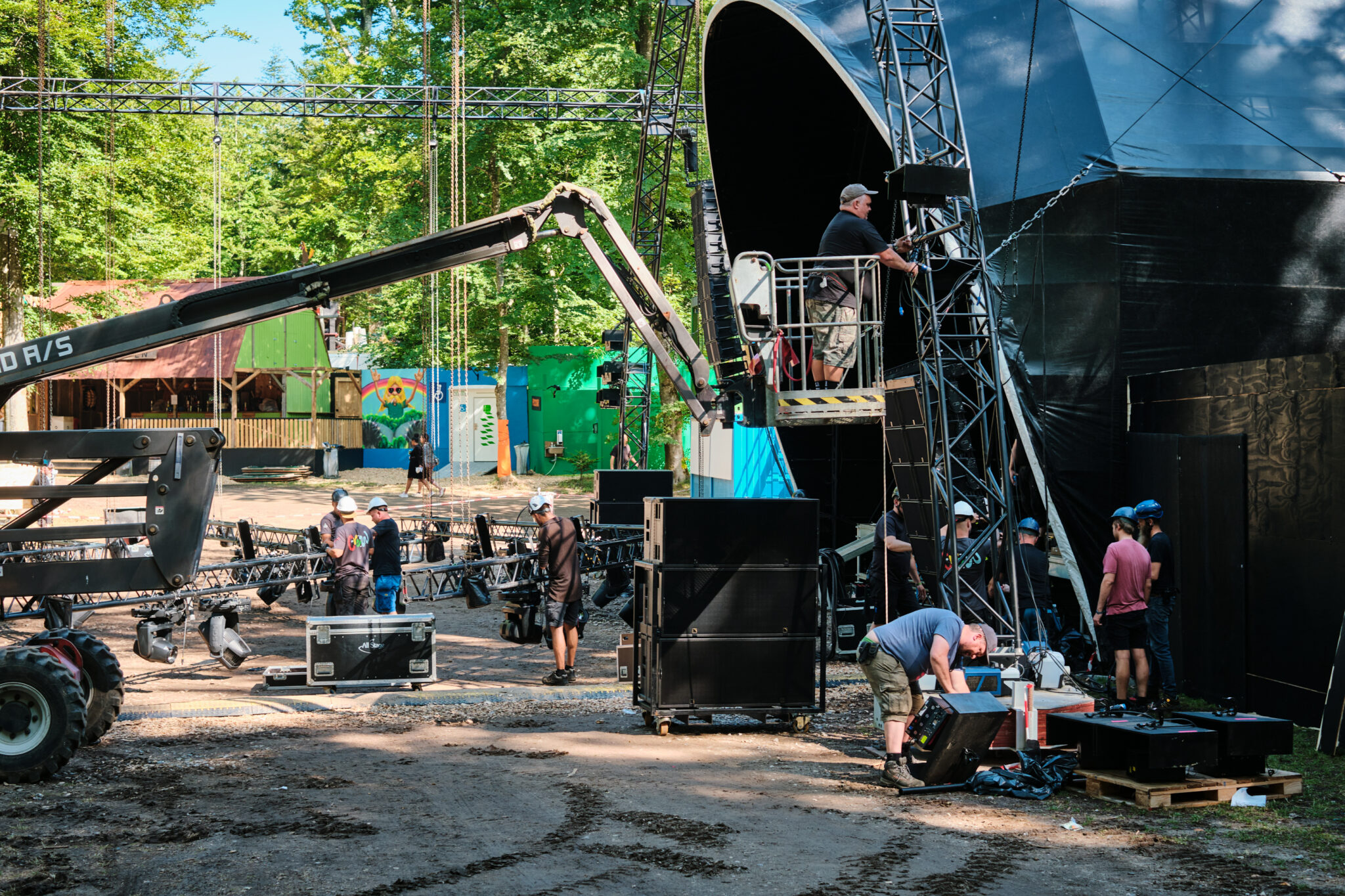 Opbygning af scene til Smukfest Opbygning af scene til Smukfest