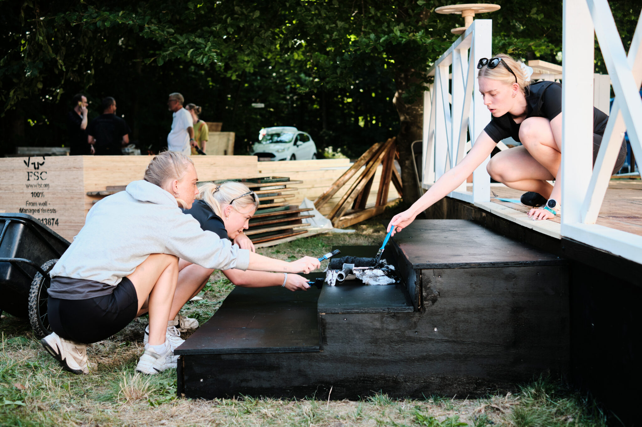 DSCF7112-Theis_Poulsen Foto af frivillige der maler under smukfest opstilling