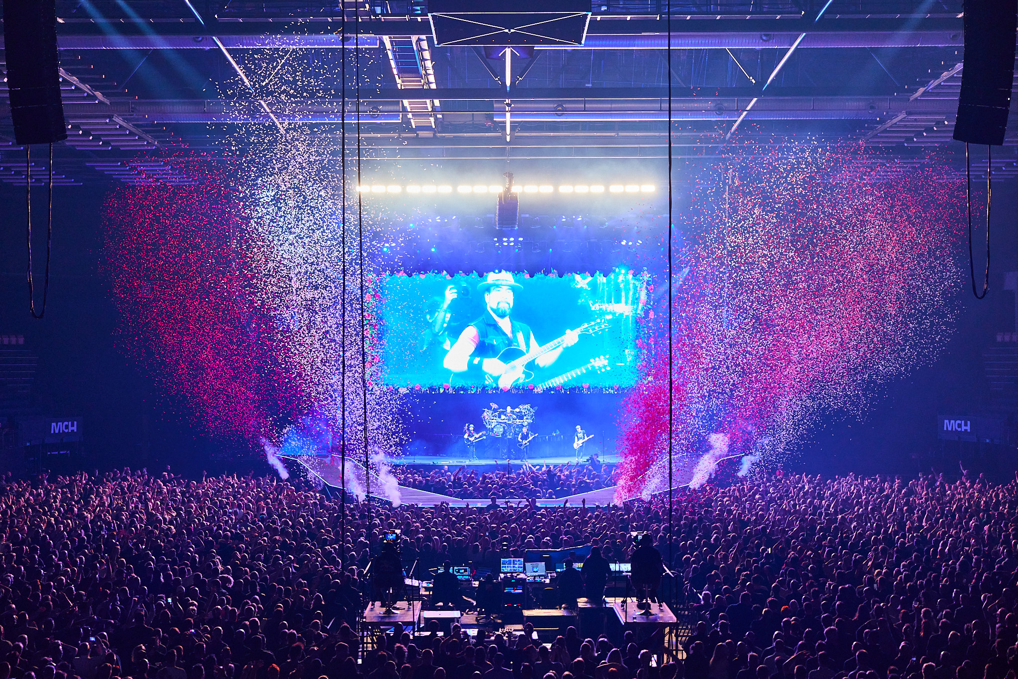 Eksplosion af konfetti til Volbeat koncert i Herning