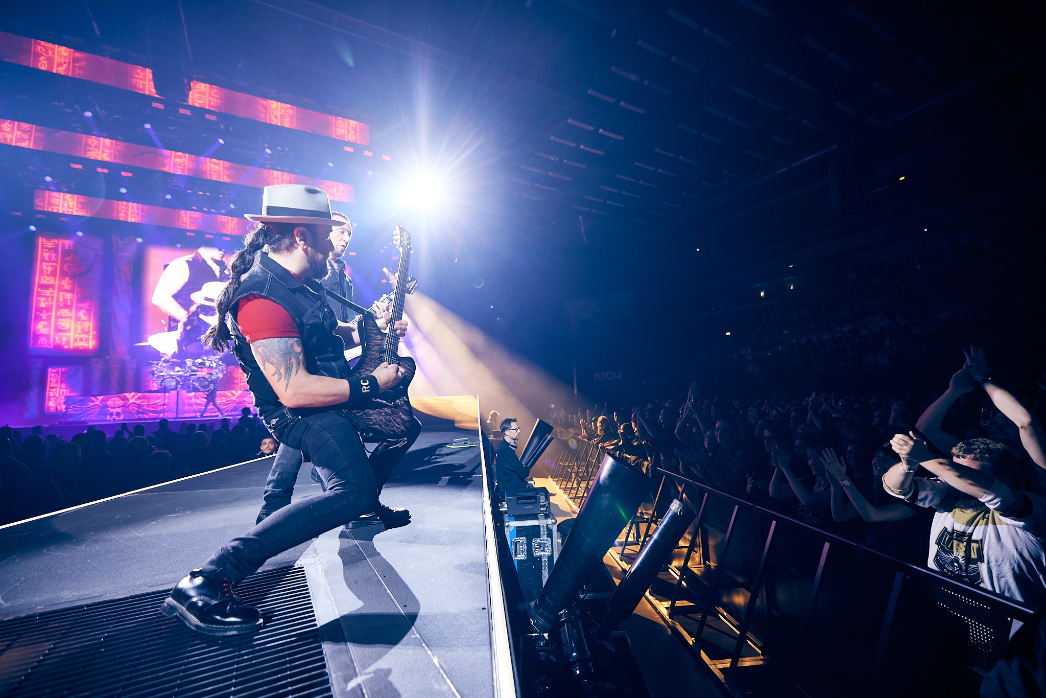 Publikum rockede igennem til Volbeat i MCH - Jyske Bank Boxen